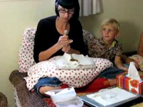 Enjektörle güvercin yavru bakışı guvercinrehberi.com