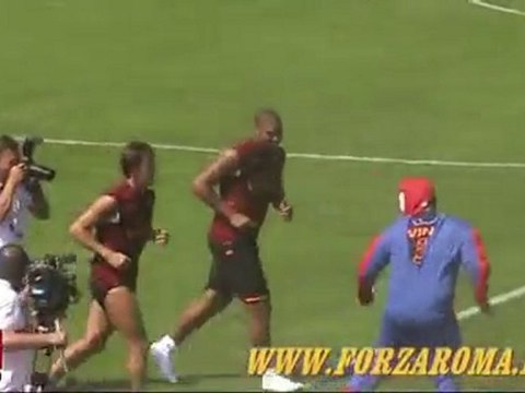 L'uomo ragno all'allenamento della Roma