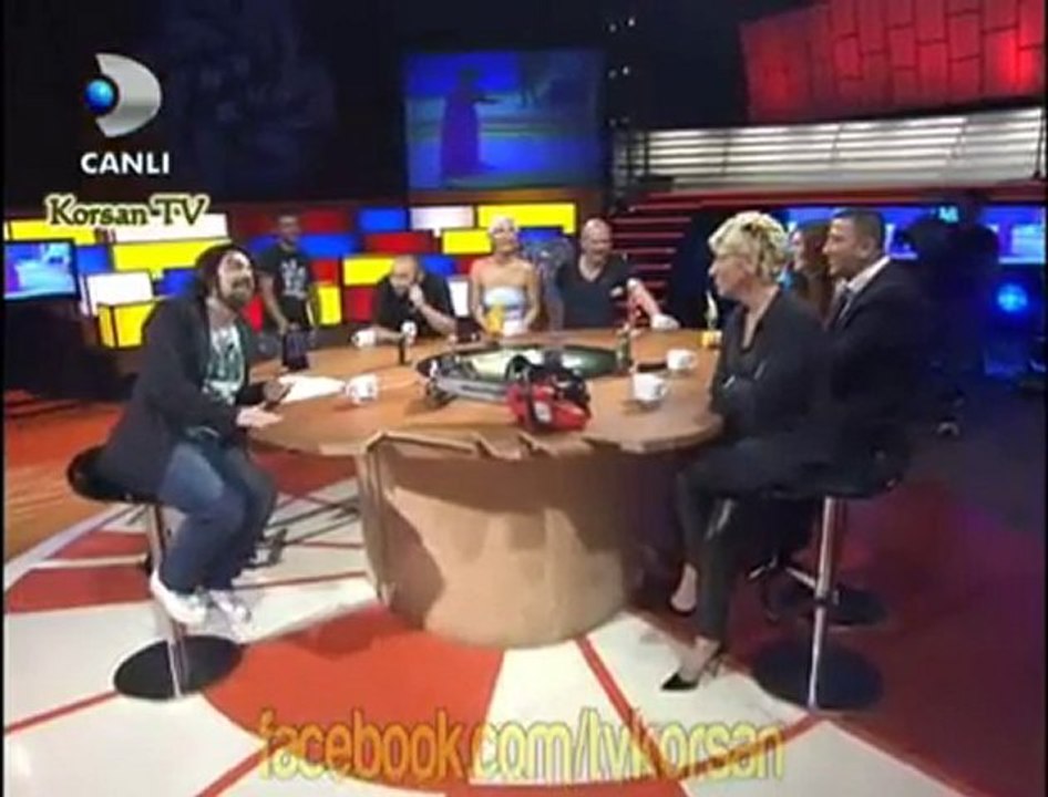 Safiye Soyman ve Erbil canlı yayında top oynuyor [HQ]