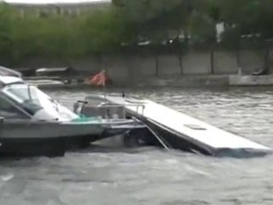 Un bus chute dans la Seine près de la Tour Eiffel