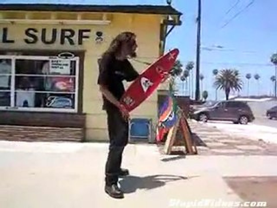 Il fulminato metal suona la tavola da surf