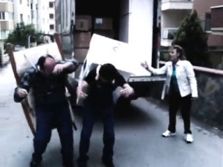 Müziği duyunca duramayan hamala şaka.