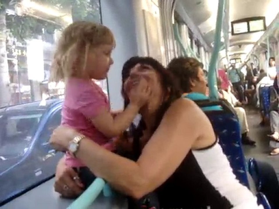 Prisci comiendo su chicle de Fresa y bailando en el Train..