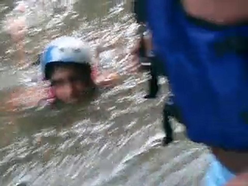 Dju dans l'eau des rapides