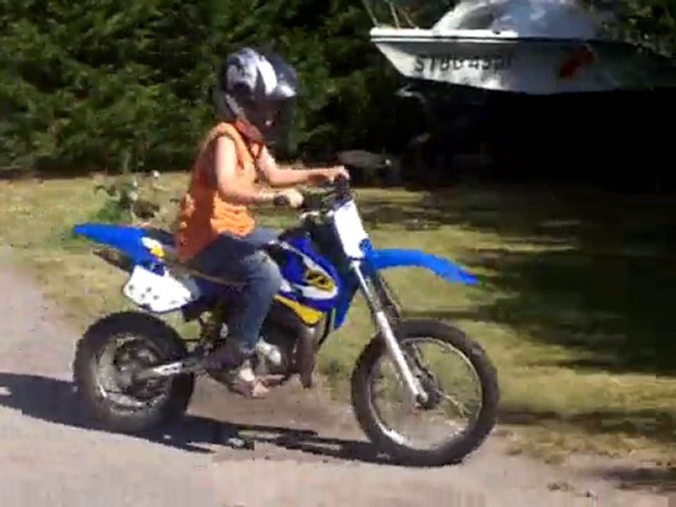 premiers tours de roues de mon fils sur sa 50 beta