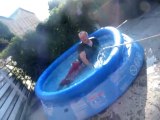 tom dans la piscine