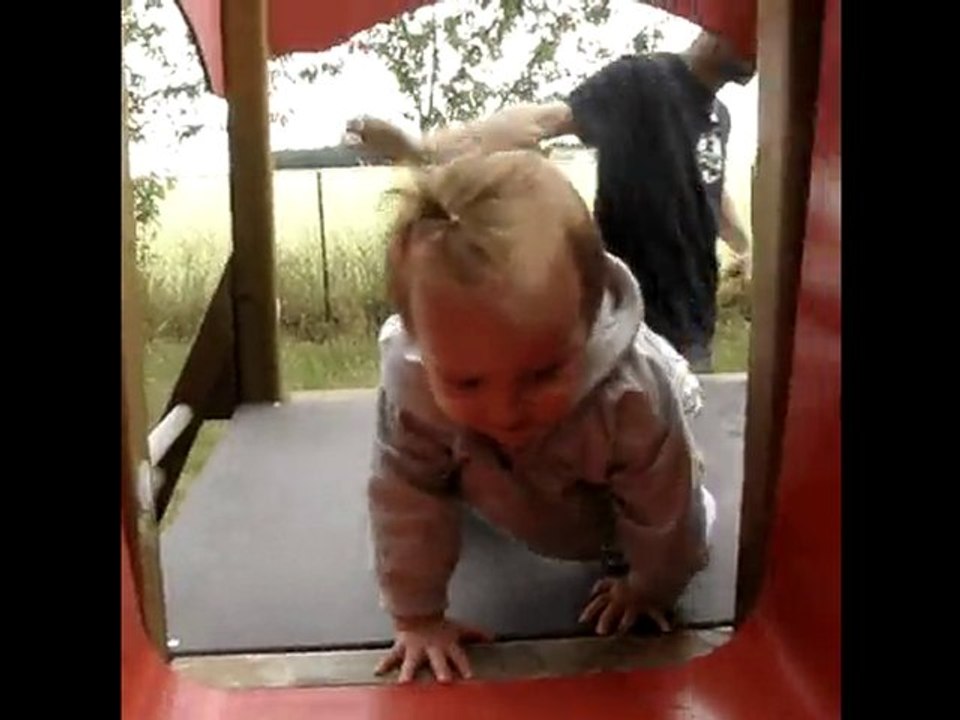 .Agathe au parc dans le tunnel