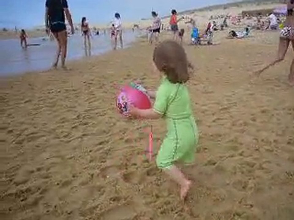 Charlotte s'amuse à la mer