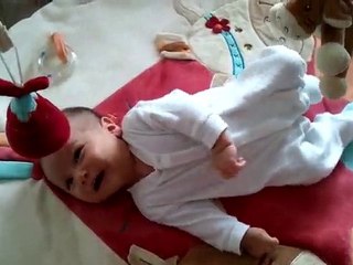 Juliette, découvre le tapis d'éveil