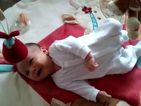 Juliette, découvre le tapis d'éveil