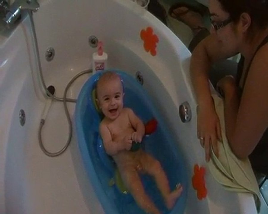bébé dans l eau a presque 6 mois