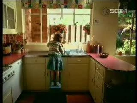 Petite gamine qui fait la vaisselle!