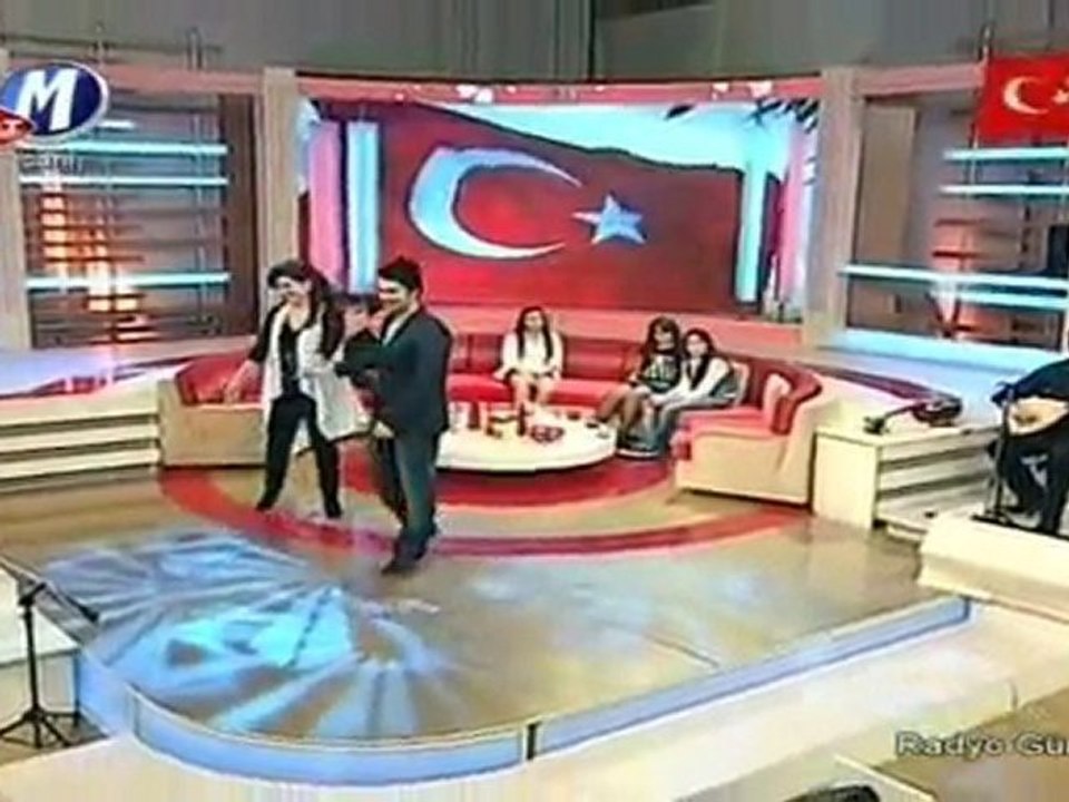 Oktay Bora Ertuğrul £££ MAVİ YELEK MOR DÜĞME