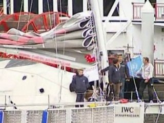 Boat made of plastic bottles crosses Pacific