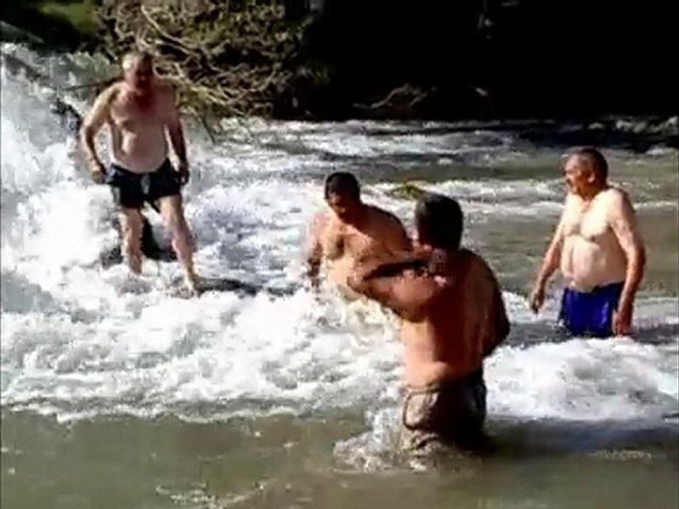HACIKÖYDE  IRMAĞA GİRDİK FERAHLADIK,RAHATLADIK.