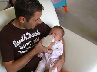 1er biberon de papa le 25 juillet 2010