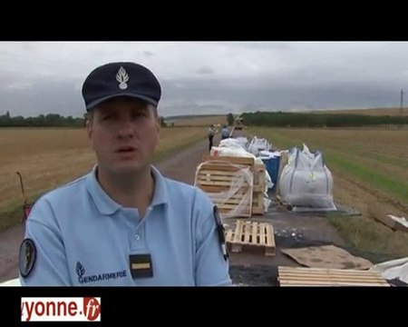 Cézy: un camion de matières dangereuses accidenté