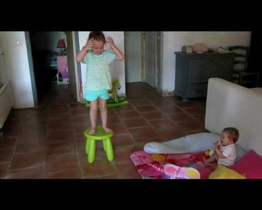 Manon morte de rire des bêtises de sa soeur !!!