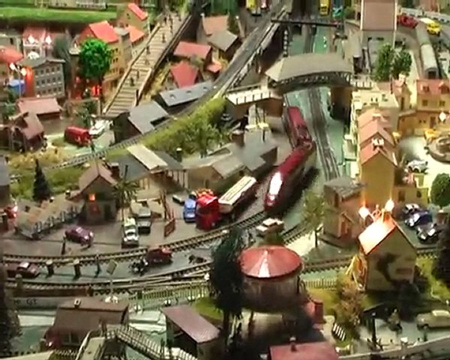 Mau-TER rouge et train militaire