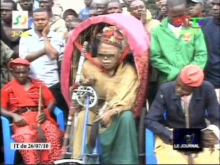 Les notables Téké fument le calumet de la paix