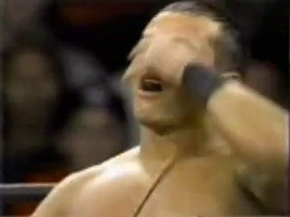 WWE - Rey Mysterio enleve son masque