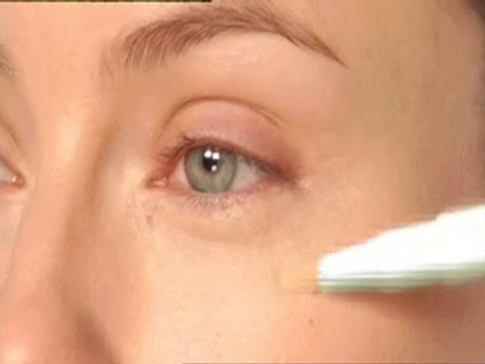 How to Apply Concealer - Clinique Airbrush Concealer