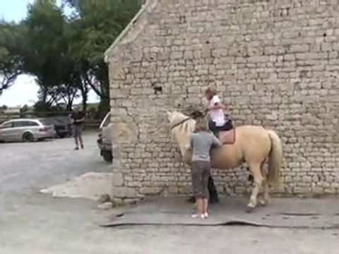 les enfants des associes faisant du poney