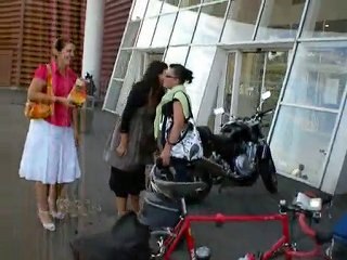 Angie débauche et decouvre son scoot enroulé dans du PQ