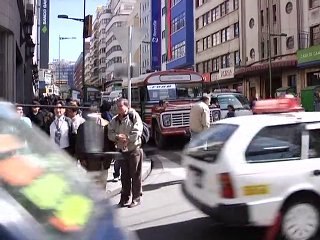 La Paz, une ville paralysée par les embouteillages au quotidien