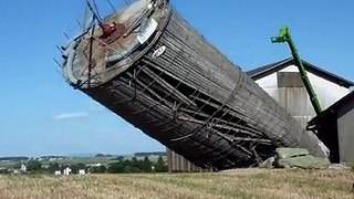 Démolition d'un silo à maïs en bois à Châtillon