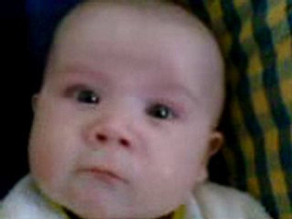 bebe drole lilou dit papa bas non c maman !!!!!