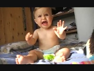 Léa chasse les mouches avec maman