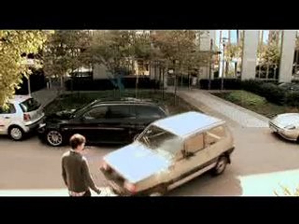 Une femme aide un homme à faire un créneau