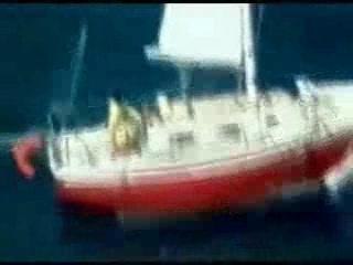 Bateau retourné par une vague