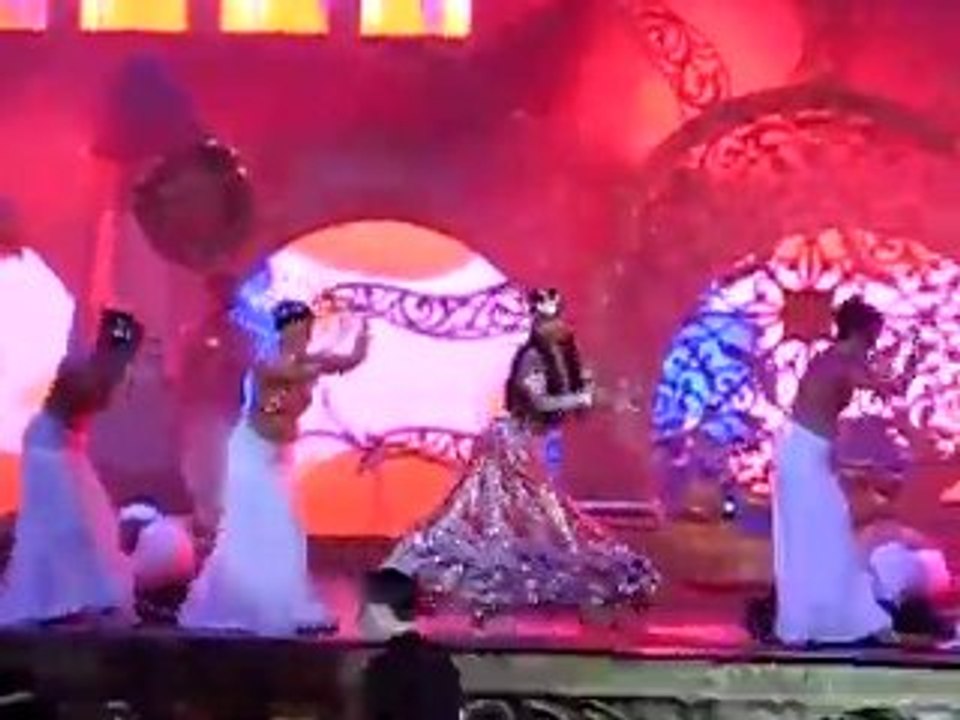 Aishwarya Rai Bachchan-IIFA Performance-2008