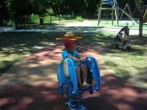 3 petits gars sur une balançoire