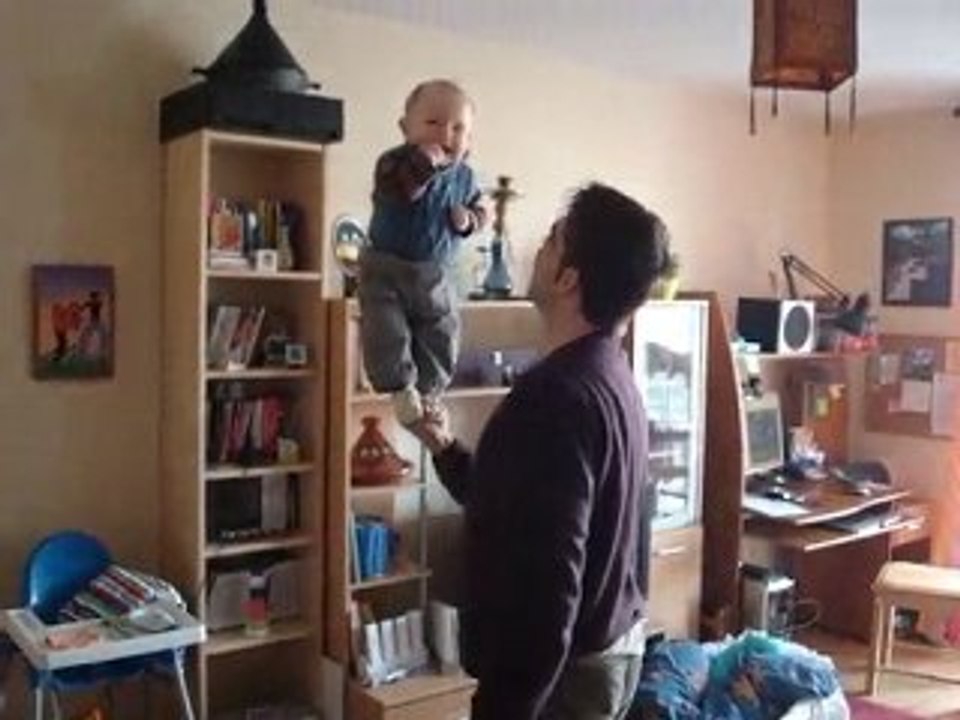 Timéo 10 mois - Bébé acrobate