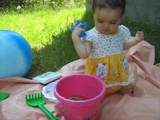 Hana à la plage... dans le jardin