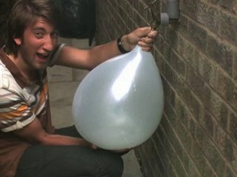 Ballon d'eau qui explose au ralenti
