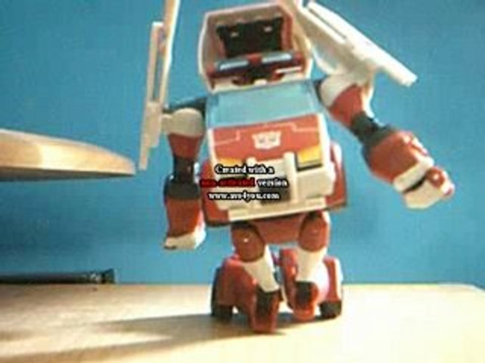 petite animation du jouet ratchet de transformers