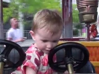 Petite Louise fait un tour de manège