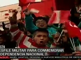 Con desfile militar, conmemoran independencia en Perú
