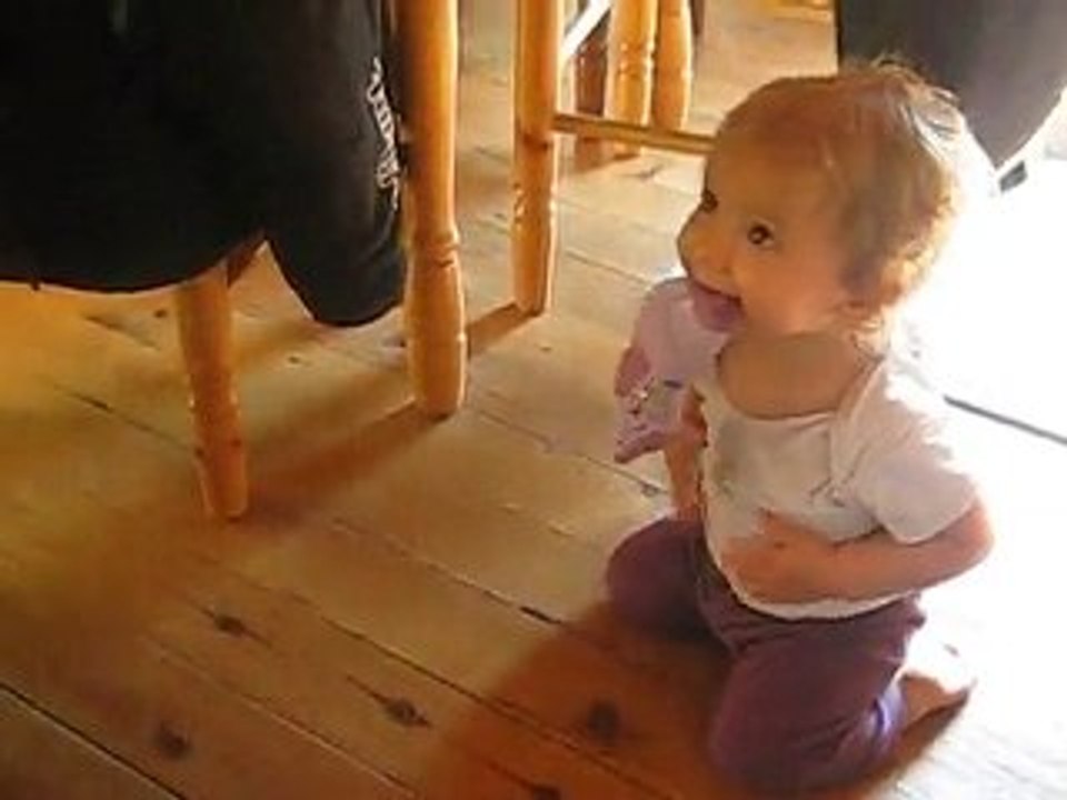 Lilou se met debout