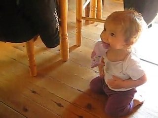 Lilou se met debout