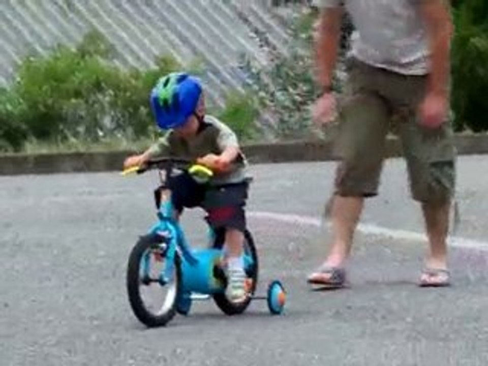 Tom fait du Vélo