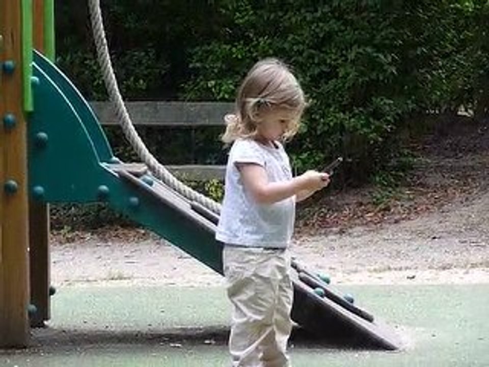 003 - Lilith essaie le nouveau téléphone de Maman