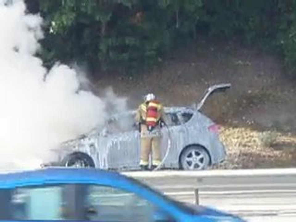 Une voiture prend feu sur l'autoroute près de marin en suiss