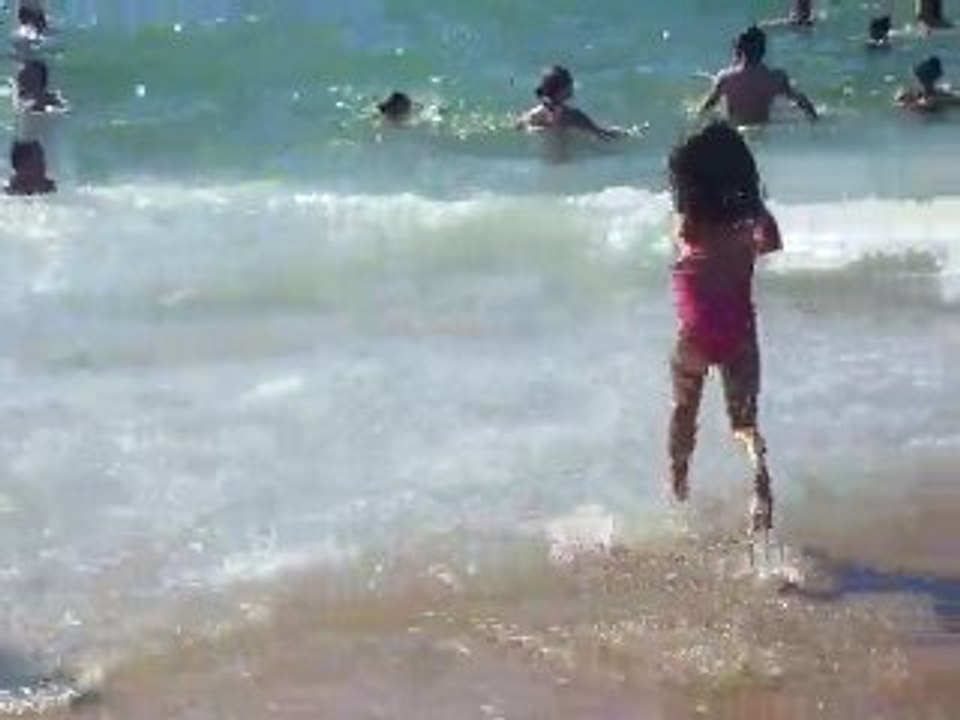 Eloïse et Pierre à l'océan le 30 juillet 2010 ( Tarnos )