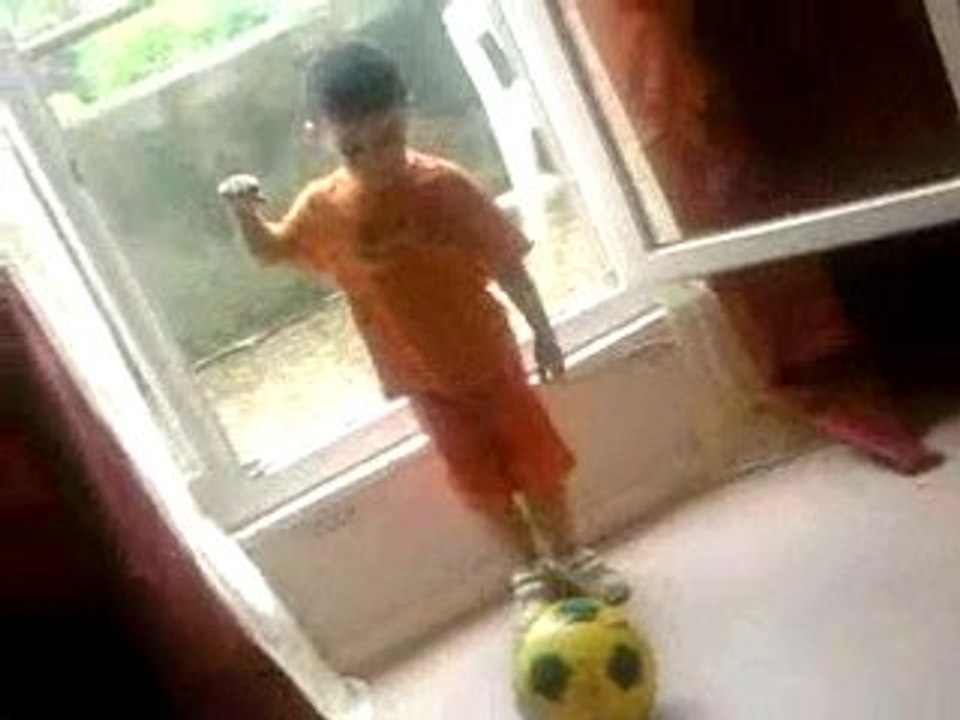 IL ADORE VRAIMENT LE FOOT
