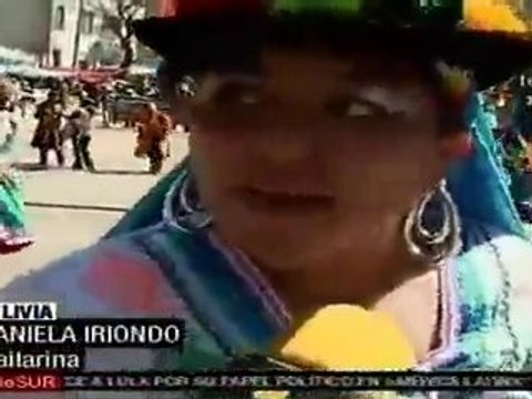 Multitudinario y colorido desfile de danzas folklóricas en